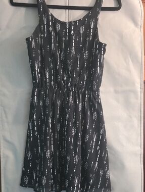 H&M Black Sleeveless Mini Dress with White Arrow Print
